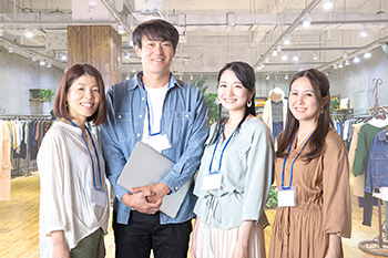 スタッフの集合写真