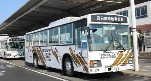 止まっているバス