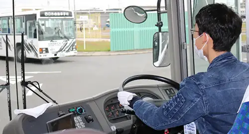 バス運転を体験している様子