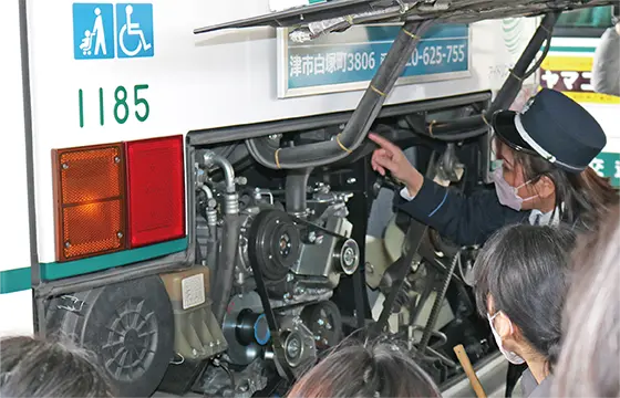 バスを整備している様子